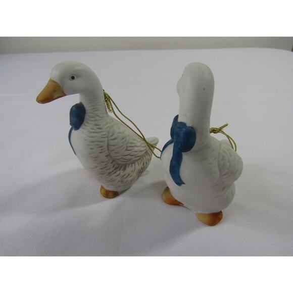 Pair of VTG White Geese Blue Bow Ceramic Figures Farmhouse Cottage Collectable - Picture 2 of 6